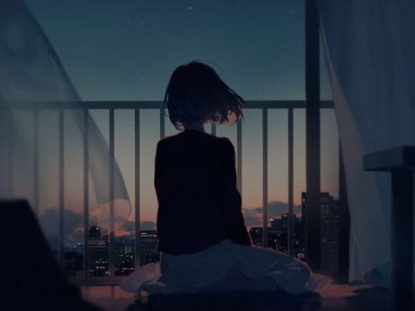 Ilustrasi anime seorang perempuan duduk bersila di balkon saat senja, menghadap kota, dengan tirai tertiup angin dan lampu kota mulai menyala.