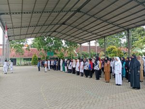 Siswa-siswi MAN 2 Probolinggo berbaris di GOR madrasah, mengenakan beragam kostum profesi dan pahlawan untuk upacara Hari Pahlawan.