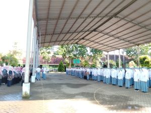 Barisan siswa berseragam putih abu-abu berdiri rapi menghadap barisan guru saat mengikuti upacara peringatan Hari Guru Nasional di GOR MAN 2 Probolinggo.